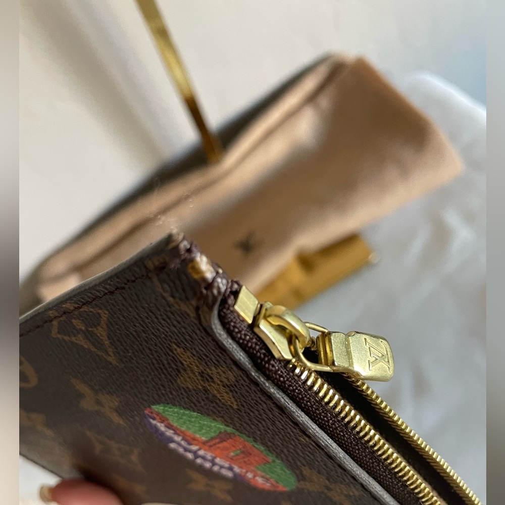 EUC Louis Vuitton World tour Neverfull pochette - Picture 10 of 17